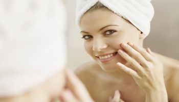 طرق طبيعية لتنظيف البشرة في البيت 