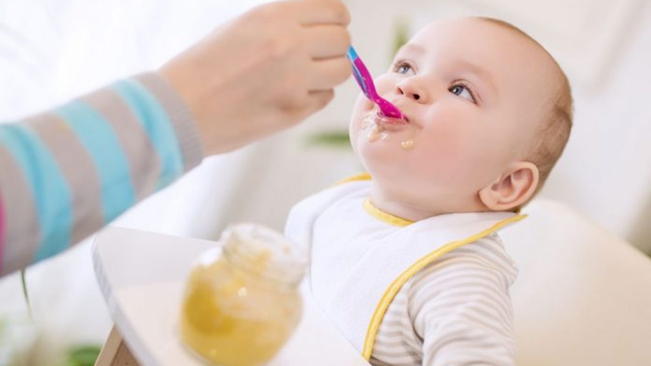 كيفية تغذية الأطفال الرضع … ومتى وكيف نبداً مع جدول الوزن والطول لكل شهر