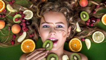 تعرف على أفضل الأغذية لتغذية الشعر ونموه 