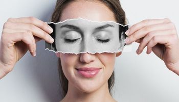 كيف يمكن التخلص من الهالات السوداء بإستخدام زيت الورد