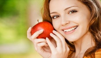 7 ماسكات بإستخدام التفاح لإعادة نضارة البشرة 