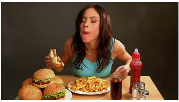 الإفراط في تناول الطعام أثناء الدورة الشهرية