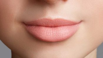 أسباب تشقق الشفاه وطرق علاجها