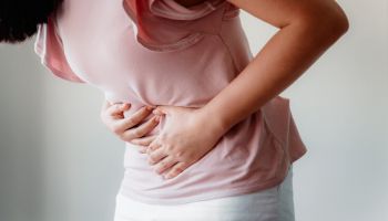 5 أعشاب لعلاج ألم أسفل البطن للنساء