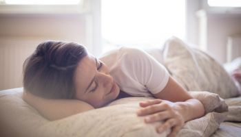 نصائح للعناية بالشعر أثناء النوم